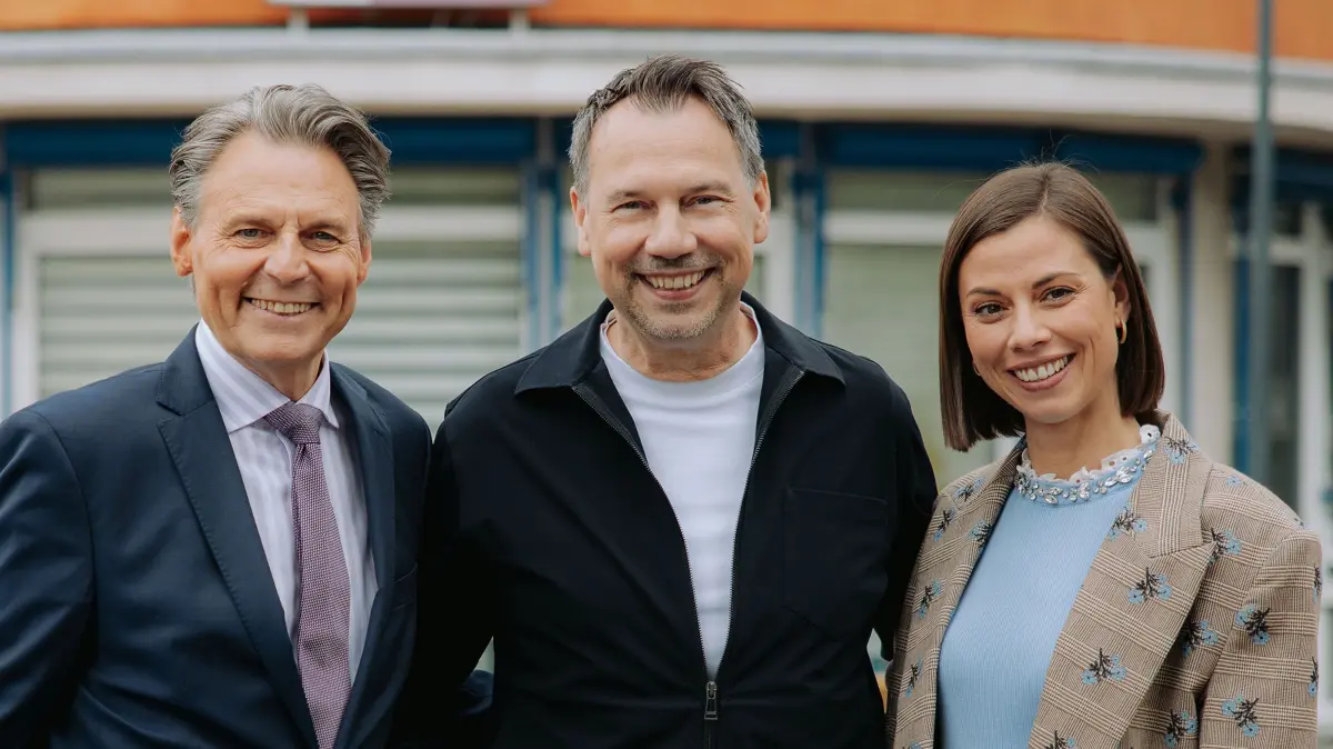 Bestsellerautor Sebastian Fitzek (l.) mit den GZSZ-Schauspielern Wolfgang Bahro und Anna-Katharina Fecher.
