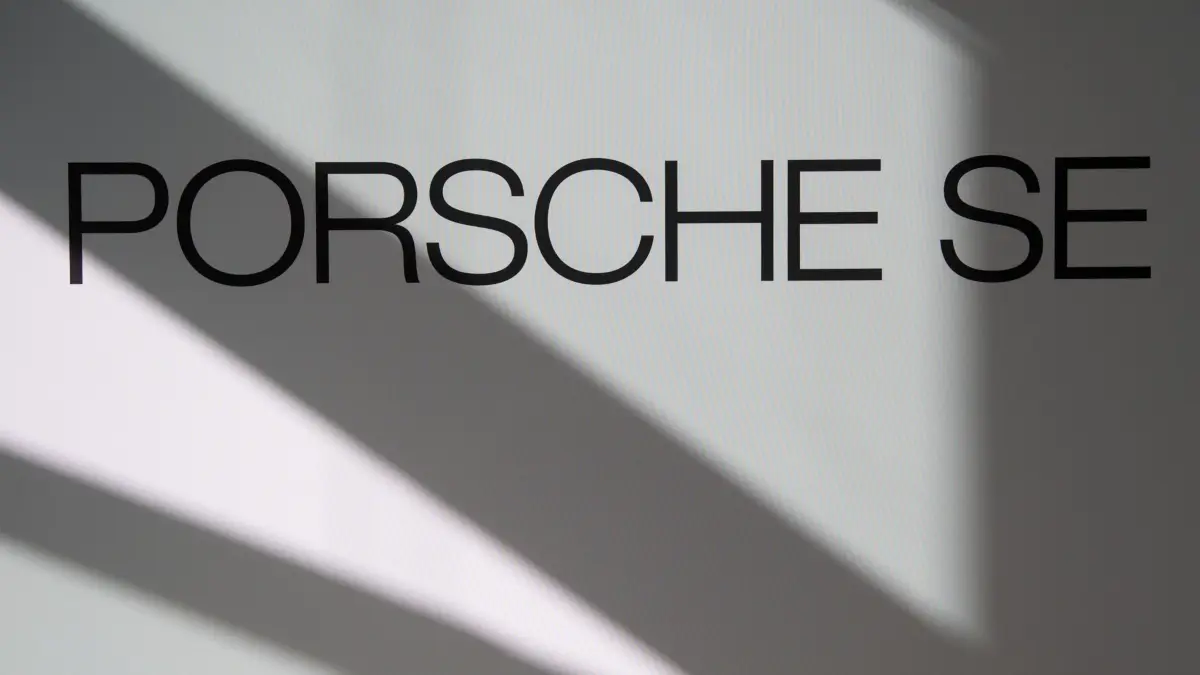 ARCHIV - 19.03.2019, Baden-Württemberg, Stuttgart: Logo und Schriftzug der Porsche SE sind bei einer Bilanzpressekonferenz der VW-Dachgesellschaft Porsche SE an einer Stellwand zu sehen. (zu dpa: «VW-Dachgesellschaft macht fast eine Milliarde Euro Verlust») Foto: Marijan Murat/dpa +++ dpa-Bildfunk +++