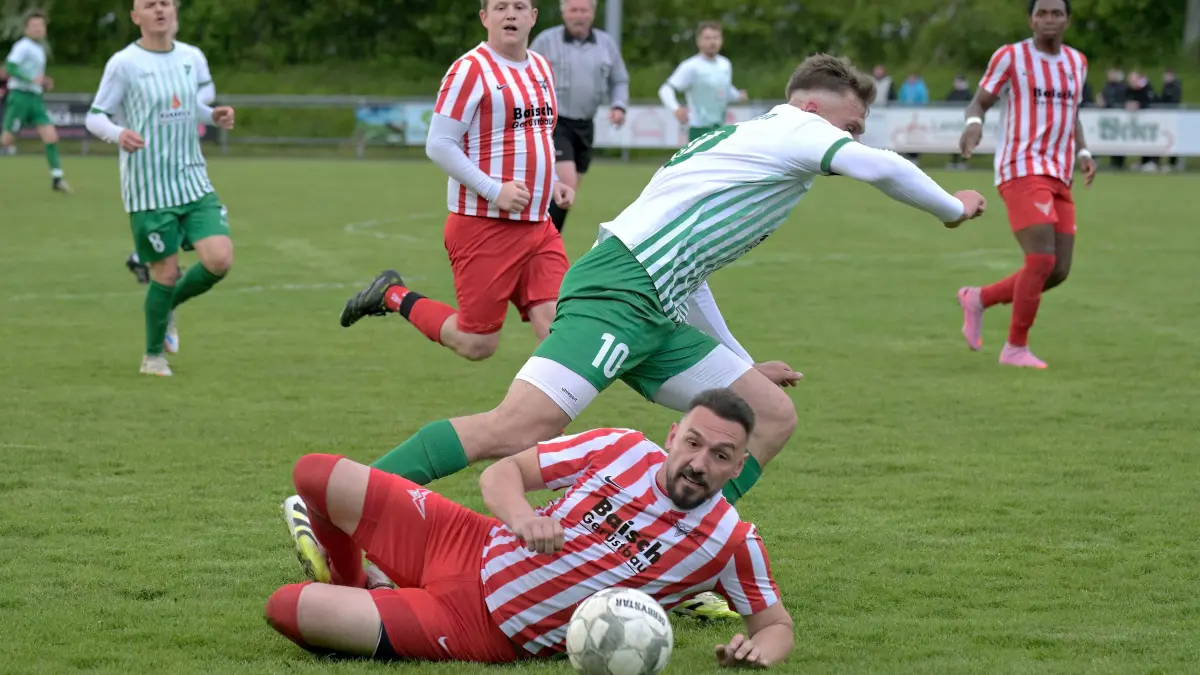 Fussball KL A | SV Huelben vs. TSV Wittlingen: Fussball KL A1 | SV Huelben (weiss/gruen) vs. TSV Wittlingen (weiss/rot) // 2026-05-13 // Foto: Joachim Baur // #10 Marvin Delimar (SV Huelben) / #5 Miroslac Vidakovic (TSV Wittlingen)