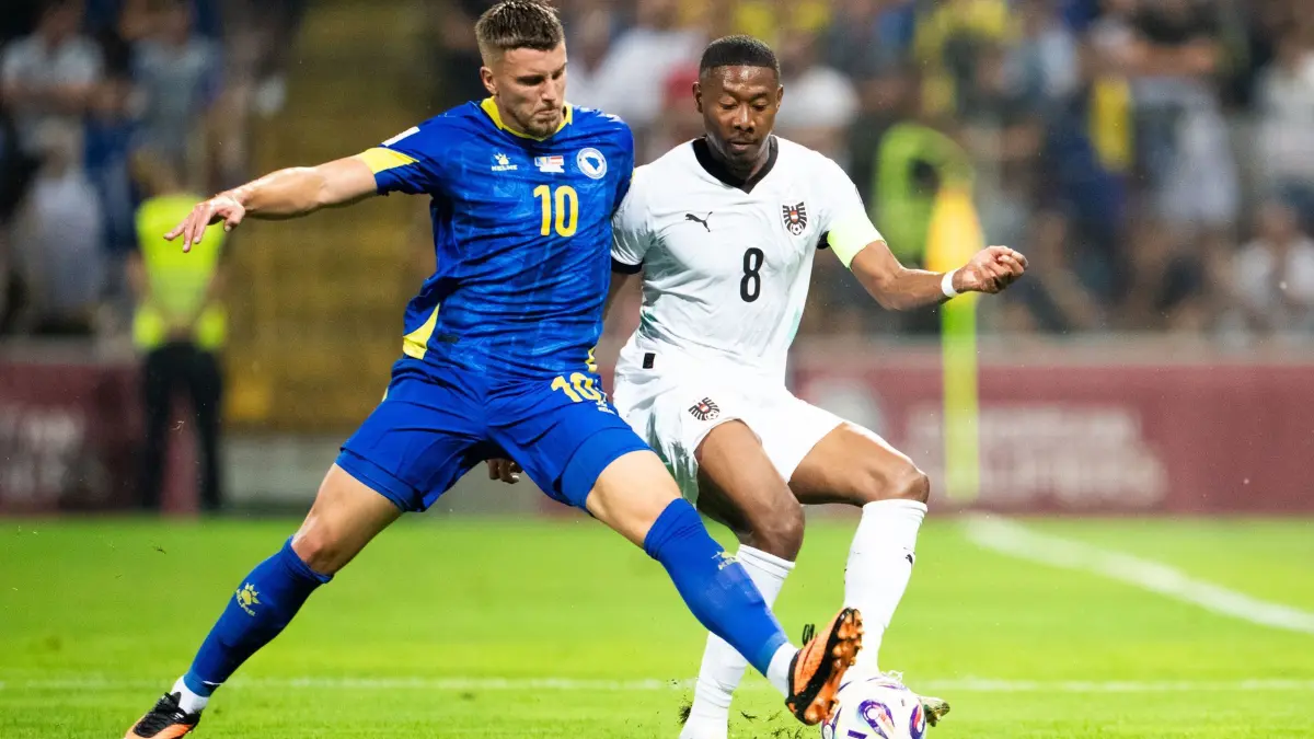 Ermedin Demirovic: ARCHIV - 09.09.2025, Bosnien-Herzegowina, Zenica: Fußball: WM-Qualifikation Europa, Bosnien-Herzegowina - Österreich, Ermedin Demirovic (l, BIH) und David Alaba (AUT). (zu dpa: «VfB-Stürmer Demirovic: Für den gestorbenen Opa zur WM») Foto: Georg Hochmuth/APA/dpa +++ dpa-Bildfunk +++