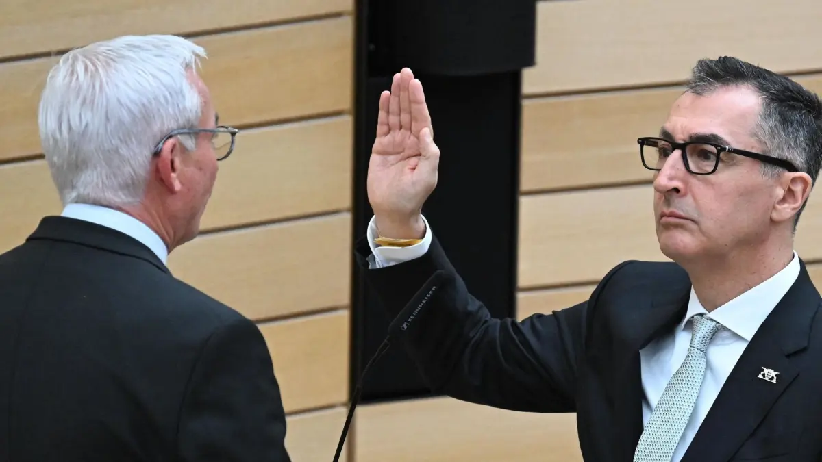 Ernste Sache: Landtagspräsident Thomas Strobl (links) nimmt dem neuen Ministerpräsidenten Cem Özdemir den Amtseid ab.