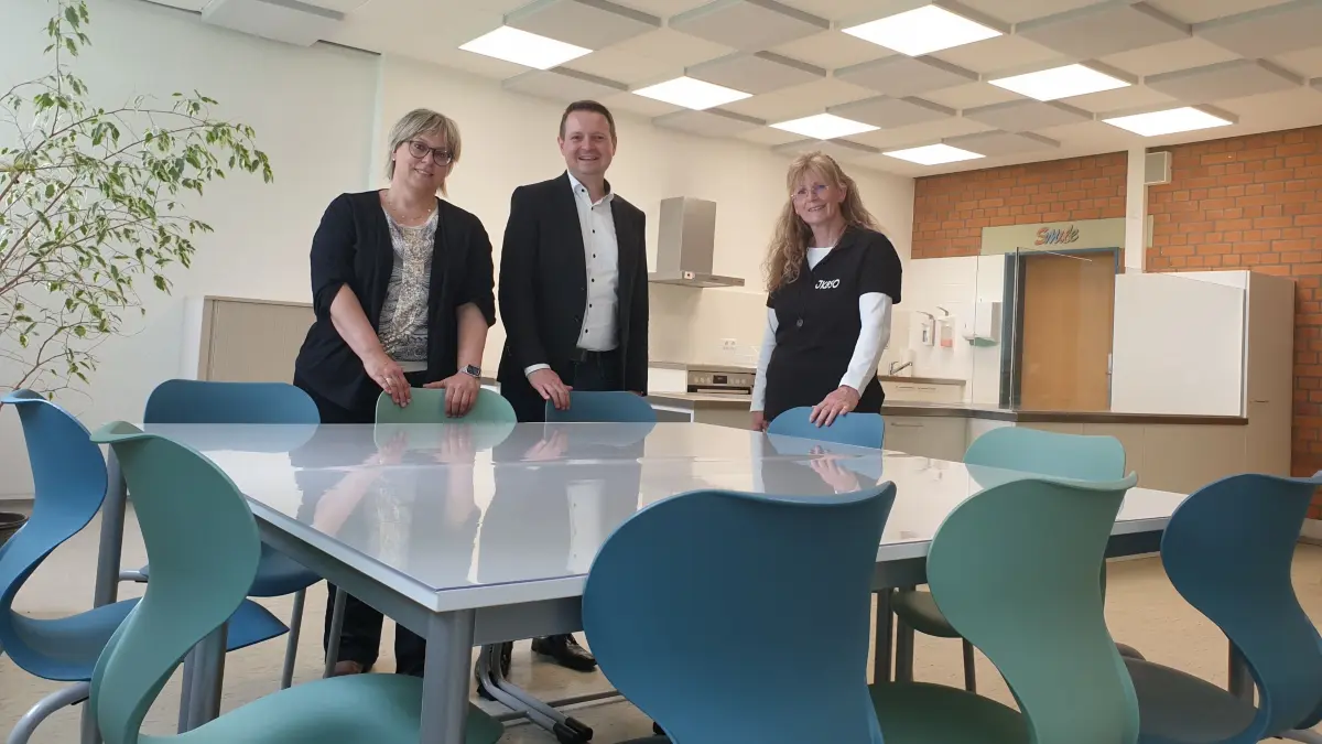 Neue Mensa der Grundschule in Oberdischingen: Schulleiterin Andrea Rongitsch, Bürgermeister Wolfgang Schmauder und Marion Saager, Vorsitzende des Fördervereins der Grundschule