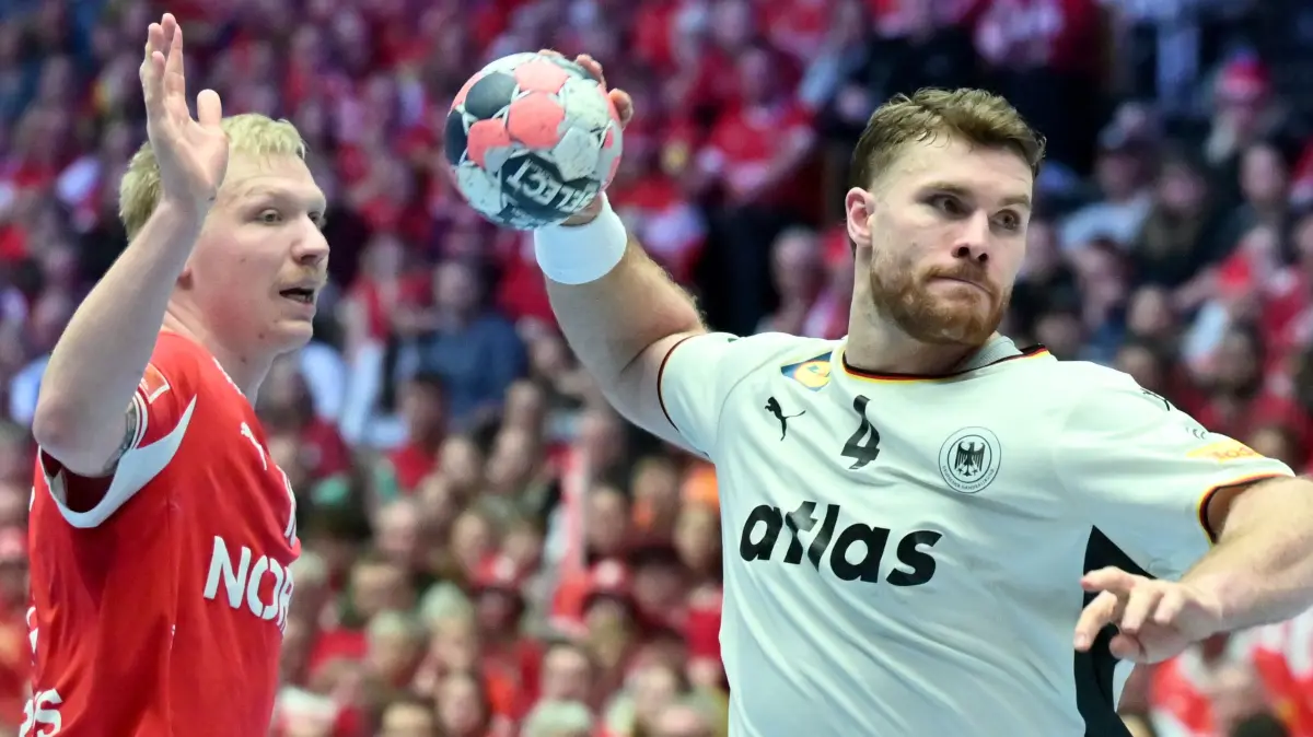 Handball, EM, Deutschland - Dänemark, Finalrunde, Finale, Jyske Bank Boxen, Johannes Golla (Deutschland) wirft auf das Tor. +++ dpa-Bildfunk +++