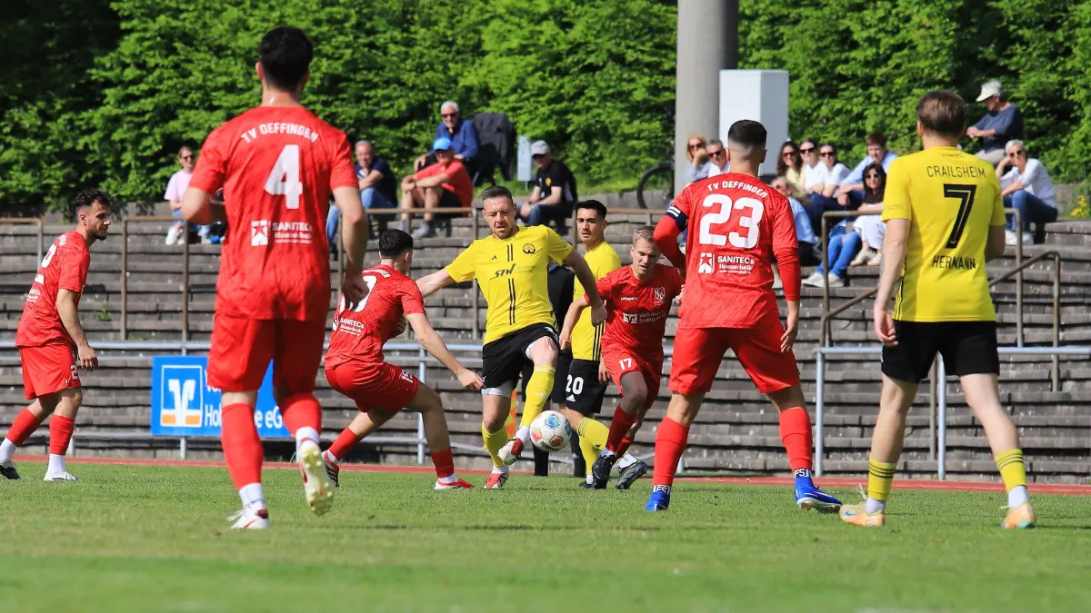 Daniel Probst (gelb, am Ball) ist als spielender Co-Trainer des TSV Crailsheim wohl auch im Auswärtsspiel bei der TSG Öhringen mit seiner Erfahrung auf dem Feld gefragt. Zuletzt wurde auch der langjährige Kapitän Jörg Munz wieder reaktiviert.