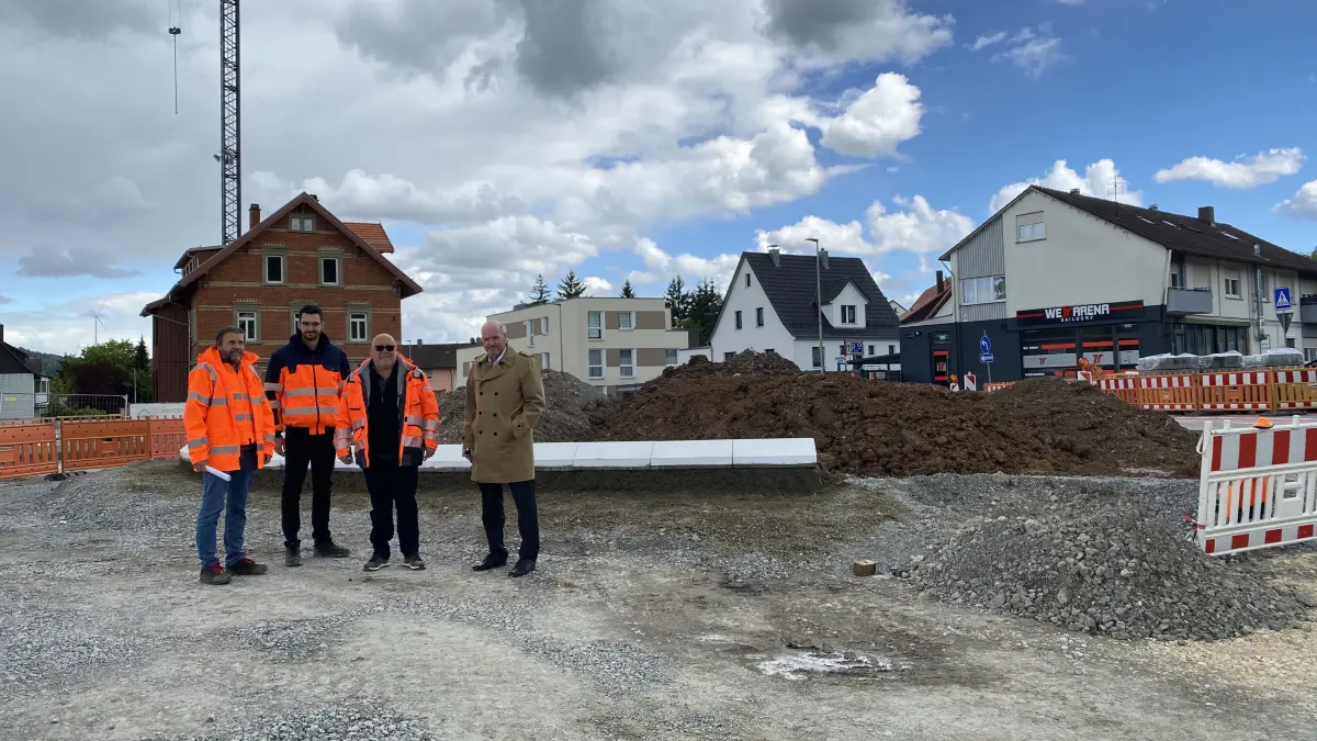 Baustelle Kreisverkehr Gaildorf, Bahnhofstraße: Vor-Ort-Termin mit den Haagbau-Bauleitern Alexander Wacker und Harald Riek, Verbandsbaumeister Manfred Sonner und Bürgermeister Stephen Brauer.
