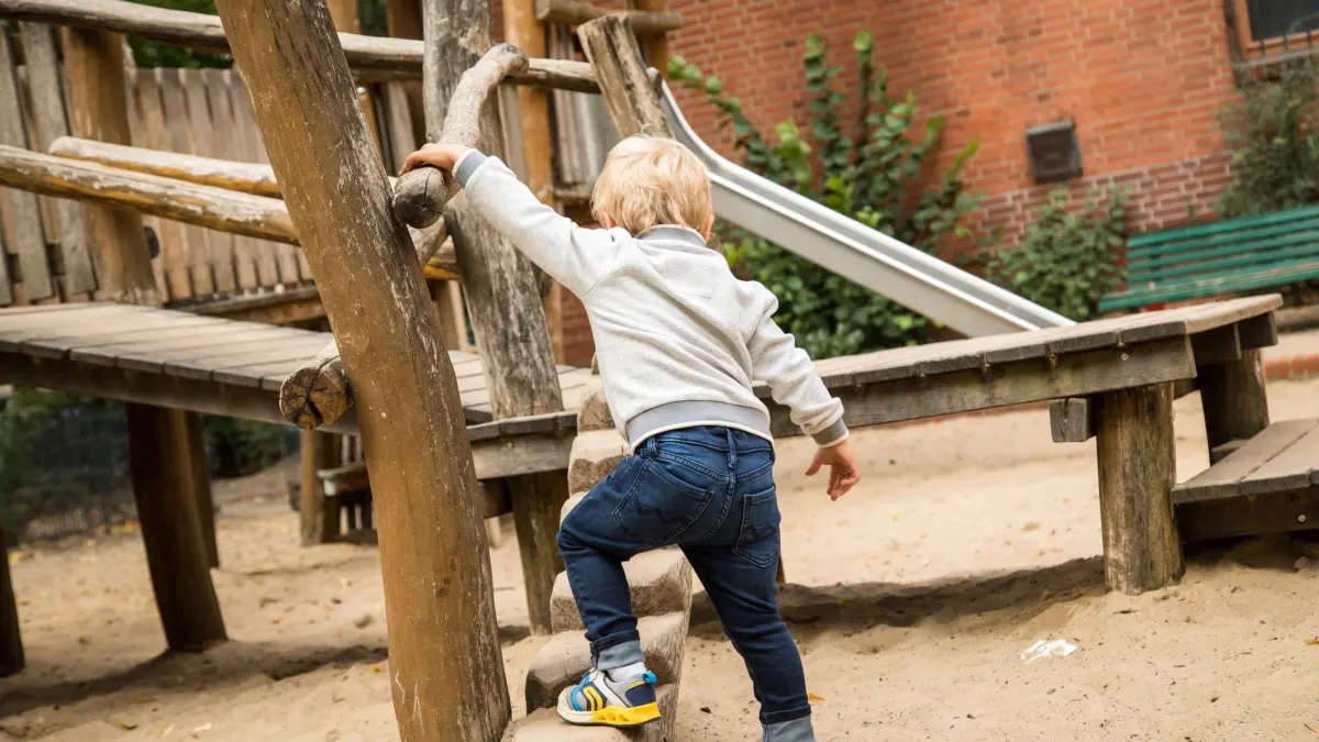 Junge spielt auf einem Spielplatz: ILLUSTRATION - Wie umfassend ein Kind beaufsichtigt werden muss, hängt von verschiedenen Faktoren ab. (zu dpa: «Kinderunfälle: Welche Regeln zur Aufsicht gelten?») Foto: Christin Klose/dpa-mag - ACHTUNG: Nur zur redaktionellen Verwendung im Zusammenhang mit dem genannten Text - Honorarfrei nur für Bezieher des Dienstes dpa-Magazin +++ dpa-Magazin +++