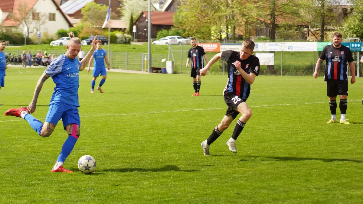 Raphael Klein (links), Spielertrainer des SV Gründelhardt, führt mit 23 Treffern die Torjägerliste der Kreisliga B7 an. Zweiter ist Billingsbachs Spielertrainer Manuel Kappes mit 21 Treffern.