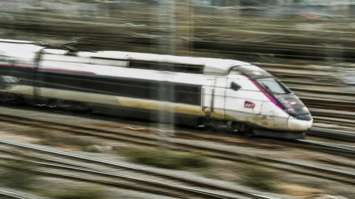 Französischer Zug: ARCHIV - 29.03.2018, Frankreich, Lille: Ein TGV-Hochgeschwindigkeitszug im Bahnhof von Lille. (zu dpa: «Ein Ticket für die ganze Fahrt – EU will einfache Zugreisen») Foto: Philippe Huguen/AFP/dpa +++ dpa-Bildfunk +++