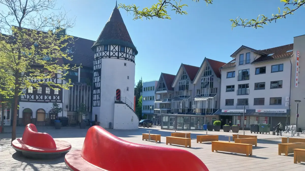 Der Bürgerturmplatz mit seinen "roten Sofas" ist ein Ort in der Ebinger Innenstadt, an dem sich Kinder und Jugendliche unwohl fühlen.