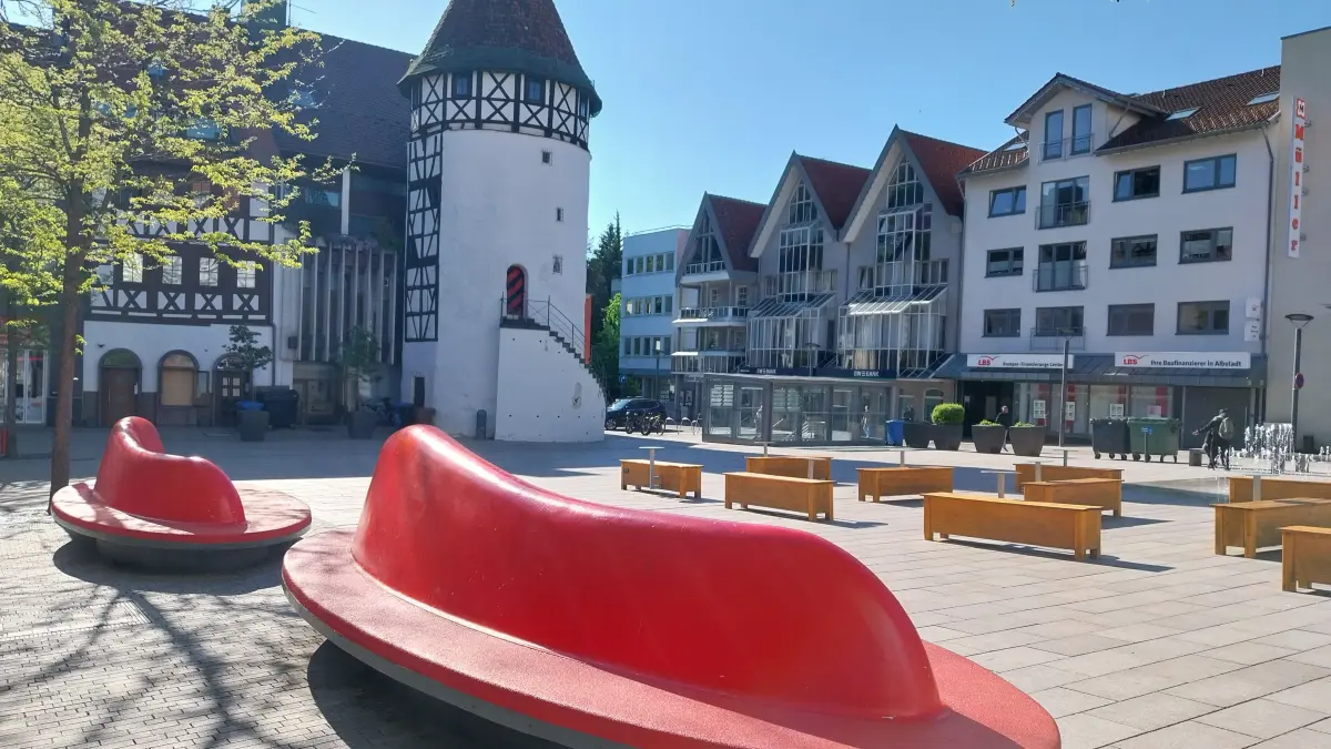Der Bürgerturmplatz mit seinen "roten Sofas" ist ein Ort in der Ebinger Innenstadt, an dem sich Kinder und Jugendliche unwohl fühlen.