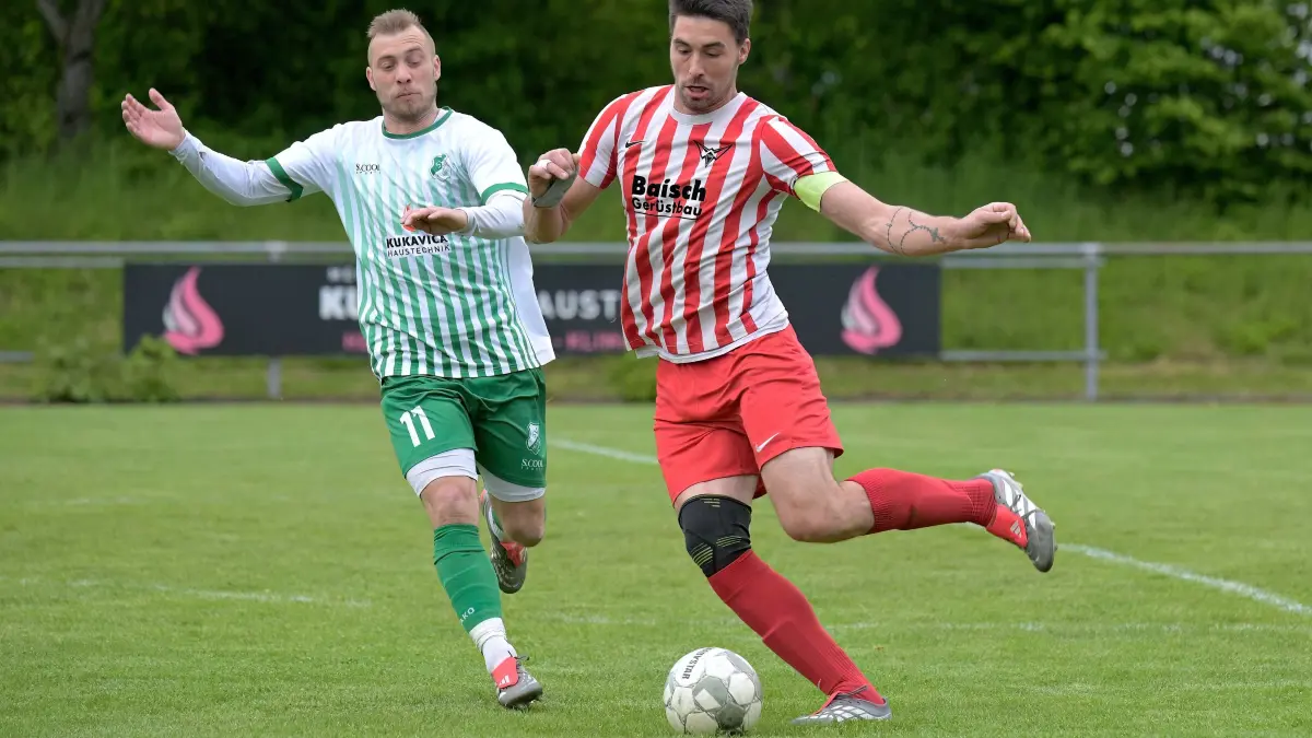 Fussball KL A | SV Huelben vs. TSV Wittlingen: Fussball KL A1 | SV Huelben (weiss/gruen) vs. TSV Wittlingen (weiss/rot) // 2026-05-13 // Foto: Joachim Baur // #6 Dejan Vidakovic (TSV Wittlingen) / #11 Christian Locher (SV Huelben)