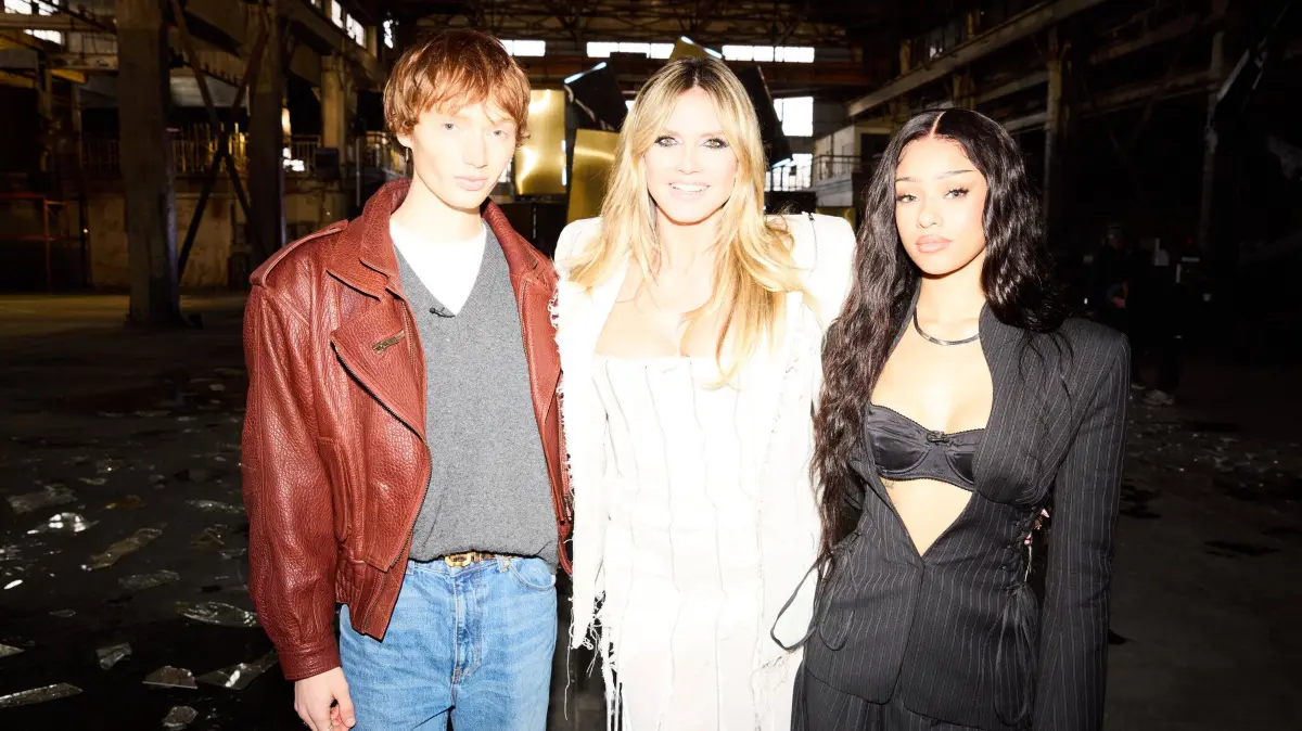 Heidi Klum mit Calum Harper (l.) und Meret Manon (r.).