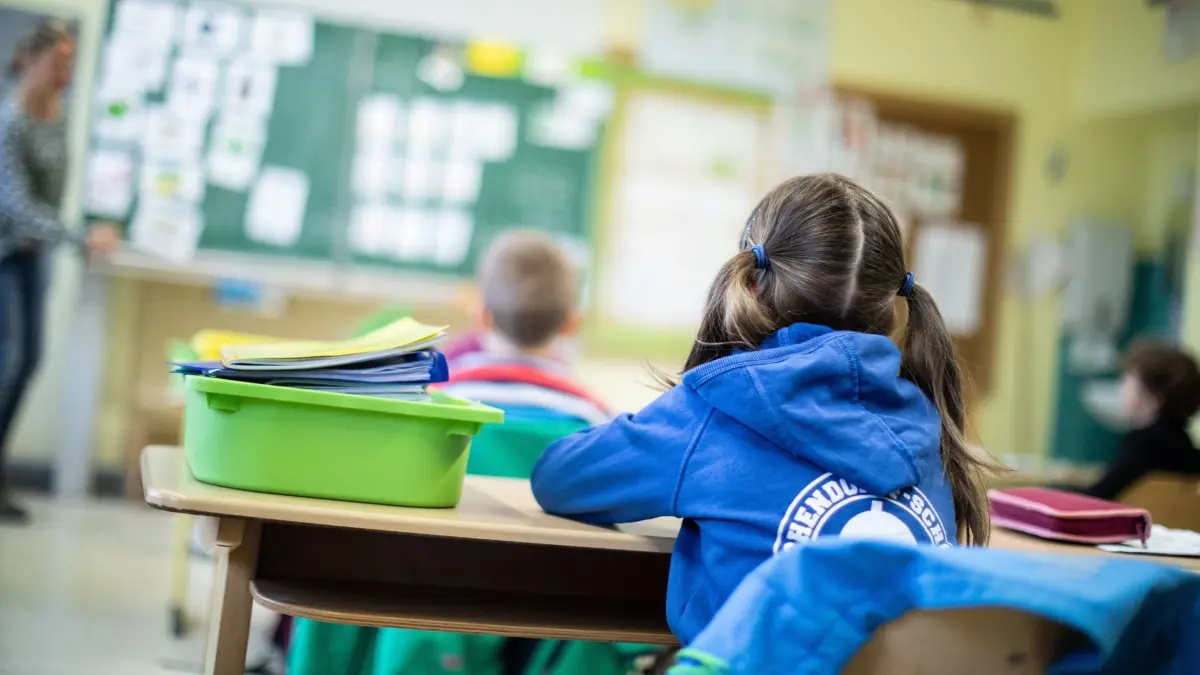 Schülerinnen und Schüler einer Grundschule sitzen mit Abstand in ihrem Klassenraum. Der Städtetag fordert, den ab 2026 bundesweit greifenden Rechtsanspruch auf Ganztagsbetreuung für Grundschulkinder verbindlich im nordrhein-westfälischen Koalitionsvertrag zu verankern. (zu dpa «Städtetag: Recht auf Grundschul-Ganztag im Koalitionsvertrag regeln»). +++ dpa-Bildfunk +++