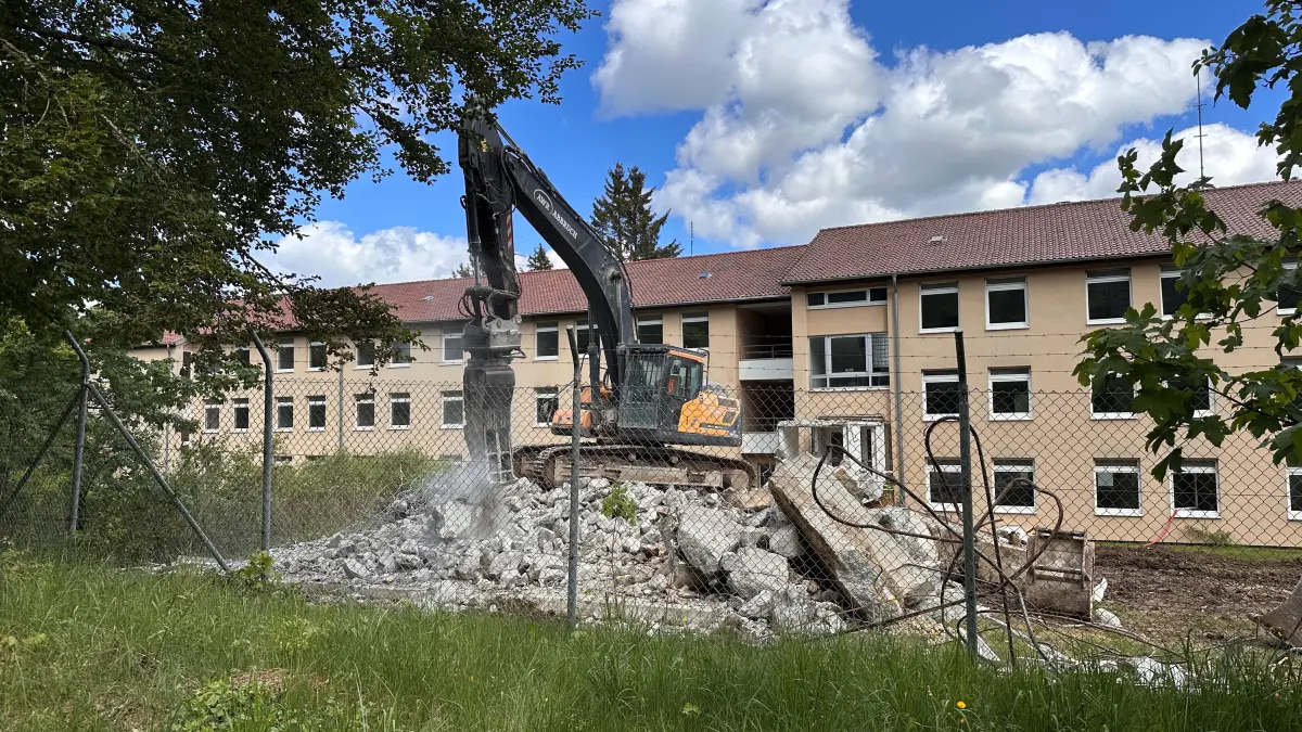 Mit schwerem Gerät hantiert die Abbruchfirma auf dem IIGP-Gelände in Meßstetten.