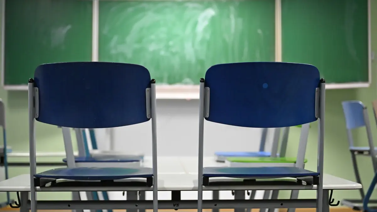 Pornos im Klassenzimmer: Schulaufsicht stellt sich hinter Schule: ARCHIV - 15.01.2026, Rheinland-Pfalz, Mainz: Zwei leere Stühle stehen in einem Klassenraum vor einer Tafel. (Symbolbild) (zu dpa: «Clemens spricht über Konsequenzen aus Porno-Eklat an Schule») Foto: Michael Brandt/dpa +++ dpa-Bildfunk +++