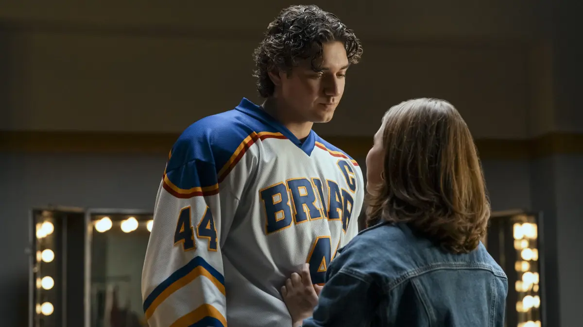 In „Off Campus“ stehen Hannah (Ella Bright) und Garrett (Belmont Cameli) im Fokus.