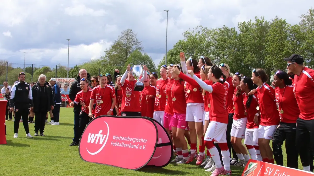 So sehen Siegerinnen aus: Die B-Juniorinnen des VfB Stuttgart feiern den Titelgewinn im WFV-Pokal.