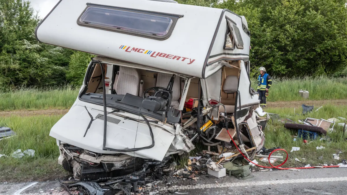 Zwei Schwerverletzte bei Frontalzusammenstoss mit Wohnmobil auf der B32 bei Altshausen: Zwei Schwerverletzte bei Frontalzusammenstoss mit Wohnmobil auf der B32 bei Altshausen Altshausen Deutschland 14 Mai 2026 Einsatzkräfte und Rettungshubschrauber nach schwerem Verkehrsunfall auf der Bundesstraße B32 bei Altshausen Nach einem Frontalzusammenstoss mit einem Wohnmobil wurden zwei Menschen schwer verletzt Die Fahrbahn war während des Rettungseinsatzes komplett gesperrt Editorial use only Fotograf: Eibner-Pressefoto / Eky Eibner *** Two seriously injured in head-on collision with motorhome on the B32 near Altshausen Altshausen Germany 14 May 2026 Emergency services and rescue helicopter after serious traffic accident on the B32 federal highway near Altshausen Two people were seriously injured after a head-on collision with a Copyright: xEibner-Pressefotox EP_EER