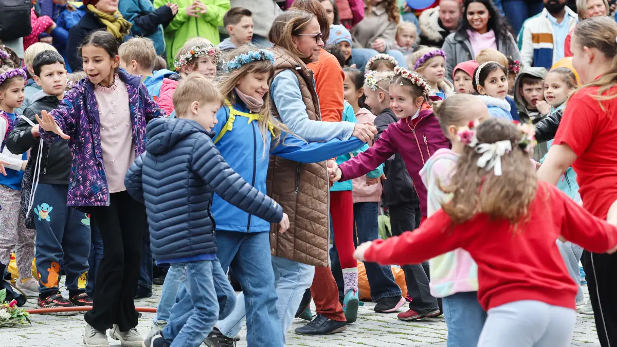 Kinderfest in Schwäbisch Hall: Schüler und Schülerinnen tanzen ausgelassen vor der Großen Treppe von St. Michael.