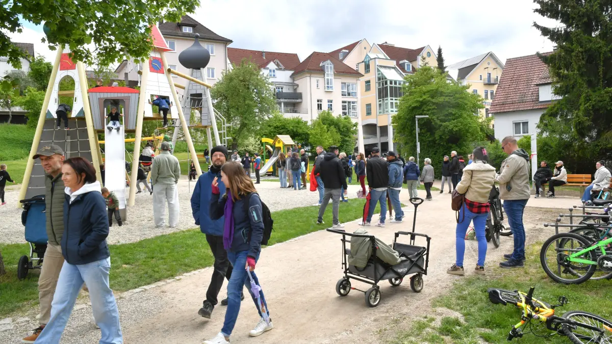 Ein Hingucker: Das Klettergerüst am neu aufgebauten Spielplatz am Groggensee ist den Türmen der drei katholischen Kirchen der Stadt nachempfunden. Dahinter ist eine "Schenke" als Klettergerüst aufgebaut.
