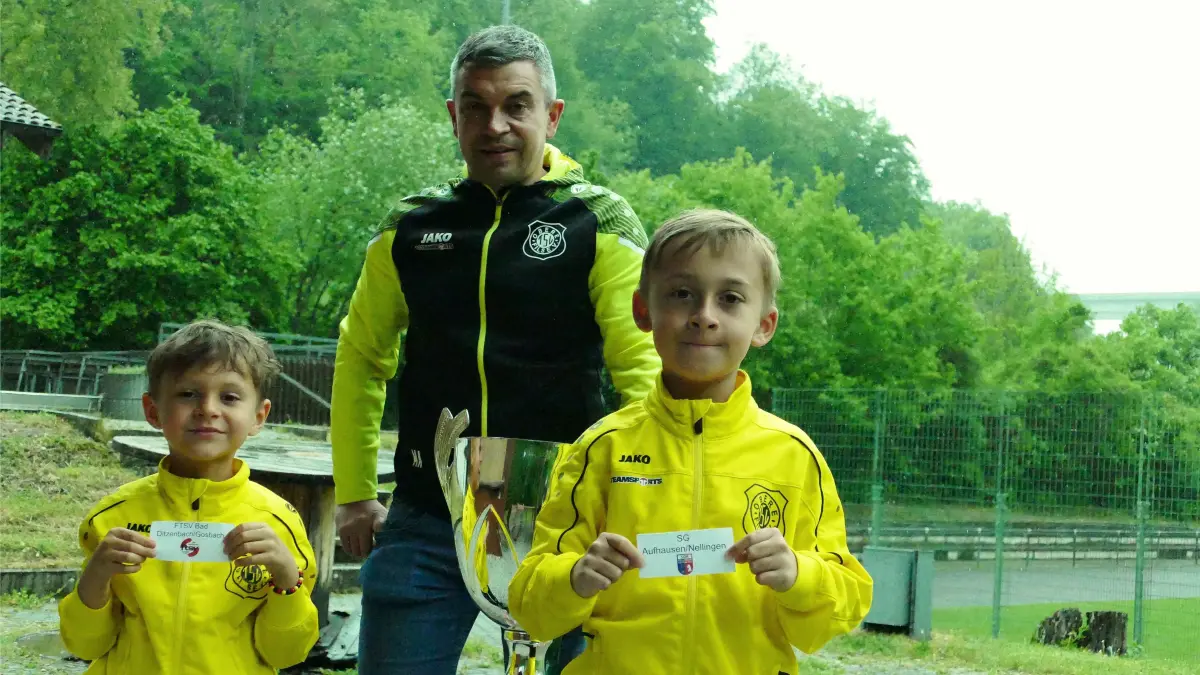 Auslosung GZ-Pokal in Wiesensteig; Turnieleiter Michael Allmendinger mit seinen Söhnen Fin (links) und Leo, die die Gruppenlose ziehen. 