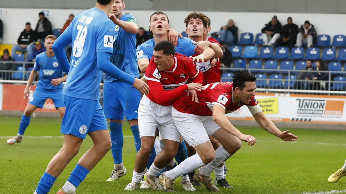 Fussball. Regionalliga Suedwest. FC Astoria Walldorf - TSG Balingen. Lustige Torraumszene. Wo ist der Ball. Foto: Eibner-Pressefoto/Pfeifer