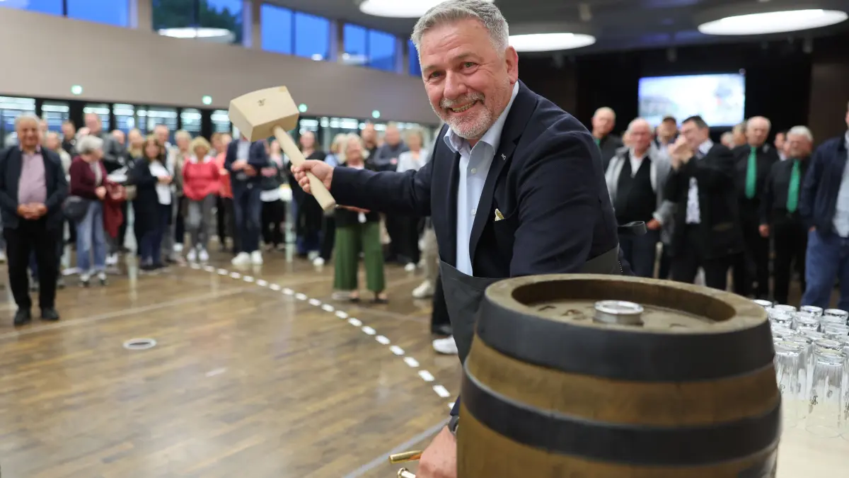 Dieses war sein letzter Streich: Dettingens scheidender Bürgermeister Michael Hillert spendierte zum Abschied Freibier für Bürger und Ehrengäste.