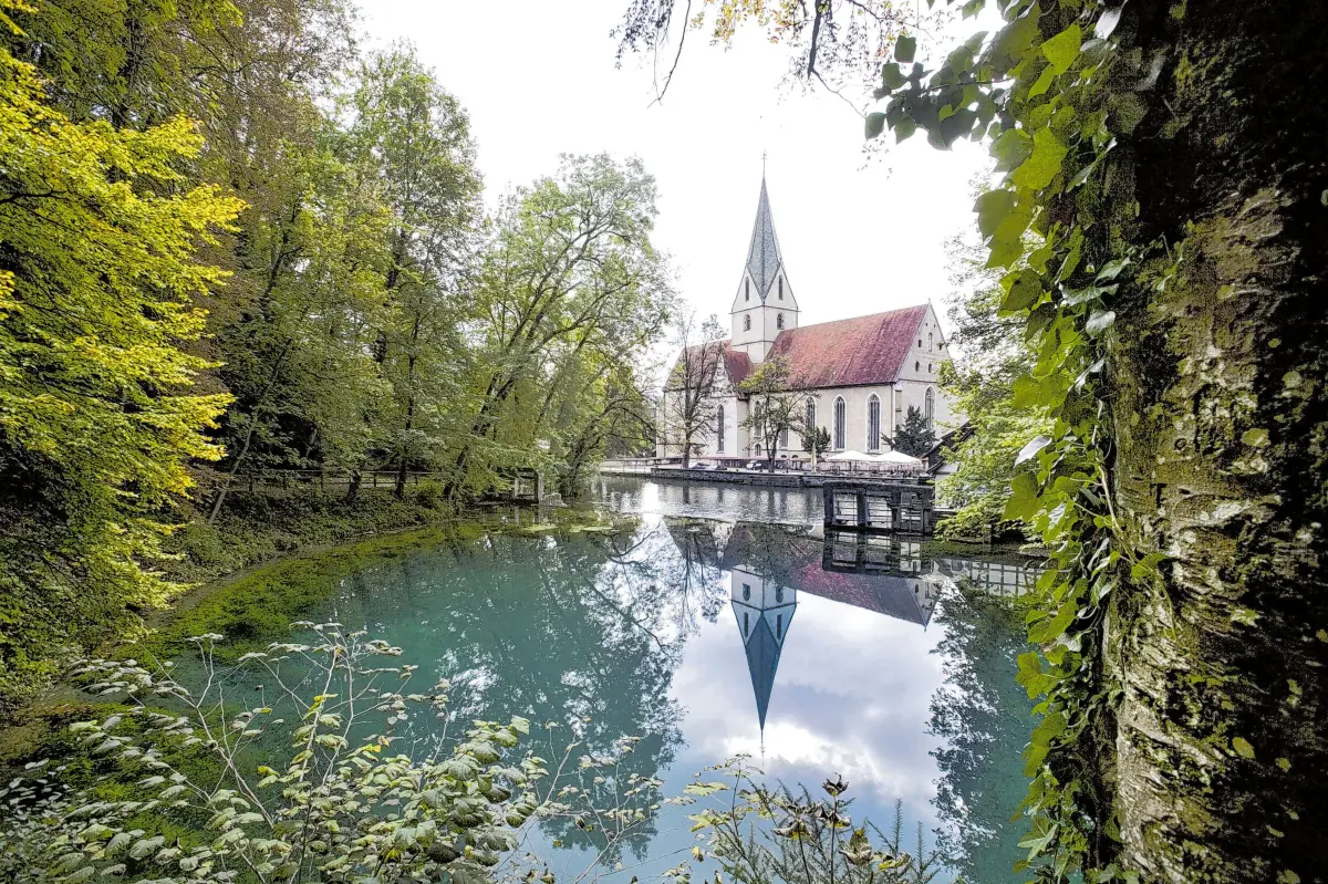 Auch ein Abstecher zum Blautopf ist ein schönes Ziel, um den Blaubeurer Frühling zu genießen.