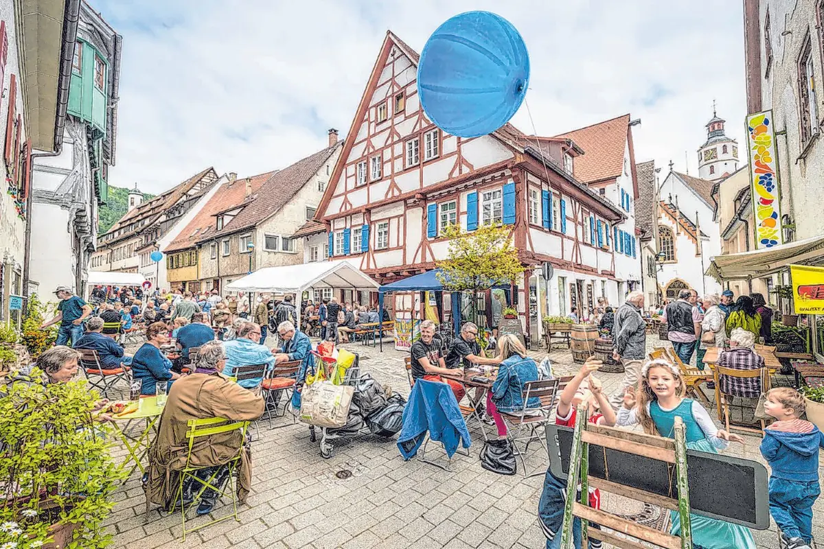 Beim Blaubeurer Frühlingserwachen ist die ganze Stadt auf den Beinen. Die kleinen, feinen Lädchen in den historischen Gassen locken zum entspannten Einkaufsbummel am dritten Maisonntag. Zum Flanieren gehört auch, mal eine genussvolle Pause einzulegen.⇥Fotos: M. C. Thumm, Stadt Blaubeuren