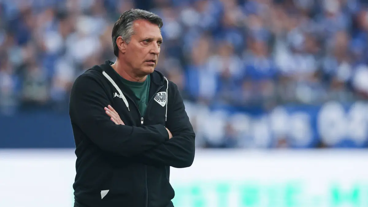 2. BL - 25/26 - FC Schalke 04 - SC Preußen Münster: 2. Bundesliga - FC Schalke 04 - SC Preußen Münster am 19.04.2026 in der Veltins-Arena auf Schalke Trainer Alois Schwartz Muenster nachdenklich *** 2 Bundesliga FC Schalke 04 SC Preußen Münster on 19 04 2026 in the Veltins Arena at Schalke Coach Alois Schwartz Muenster pensive MH