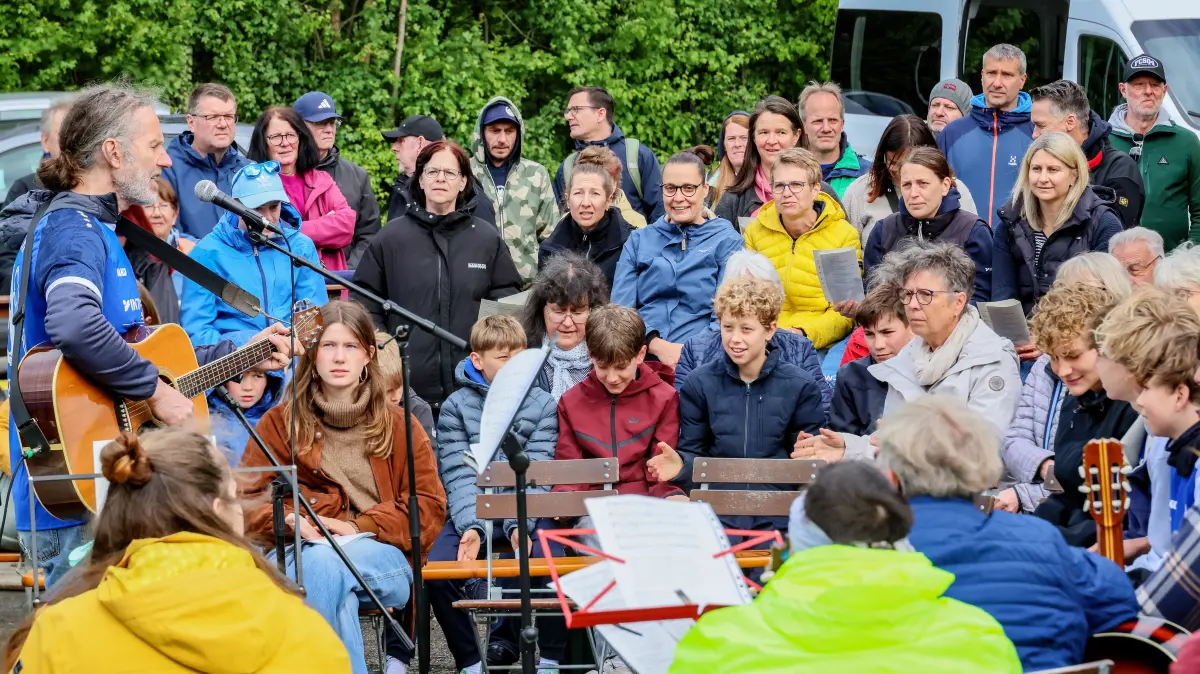 Anlässlich des 100 Jährigen Jubiläums des SC Steinbach laden die Evangelische Kirchengemeinde und der Verein gemeinsam am Donnerstag, 14. Mai zum Himmelfahrts-Gottesdienst im Grünen am Clubhaus des SC Steinbach ein. - Vatertag - Pfarrer Holger Stähle - Gottesdient im Grünen - 100 Jahre SC Steinbach Comburg