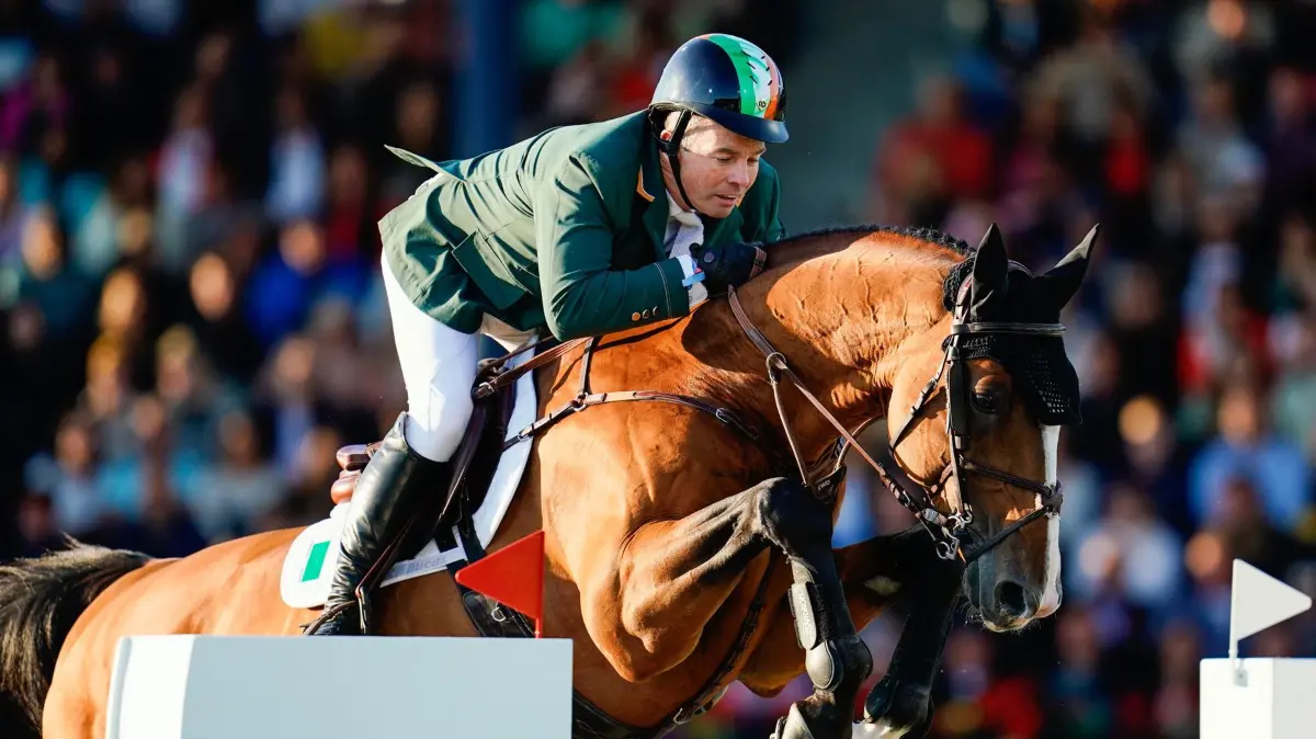 Cian O'Connor: ARCHIV - 04.07.2024, Nordrhein-Westfalen, Aachen: Pferdesport, Springen: CHIO, Nationenpreis. Der irische Reiter Cian O'Connor auf dem Pferd Fancy springt über ein Hindernis.Der Ire Cian O'Connor ist beim Derby-Turnier in Hamburg erfolgreich. (zu dpa: «Ire O'Connor gewinnt Championat von Hamburg») Foto: Uwe Anspach/dpa +++ dpa-Bildfunk +++