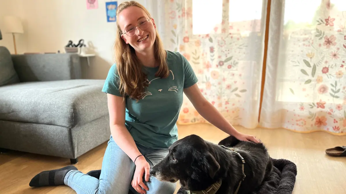 Jacqueline Fritsch und ihr Hund Daisy. Das Tier gibt der jungen Frau in schweren Stunden auch Halt.