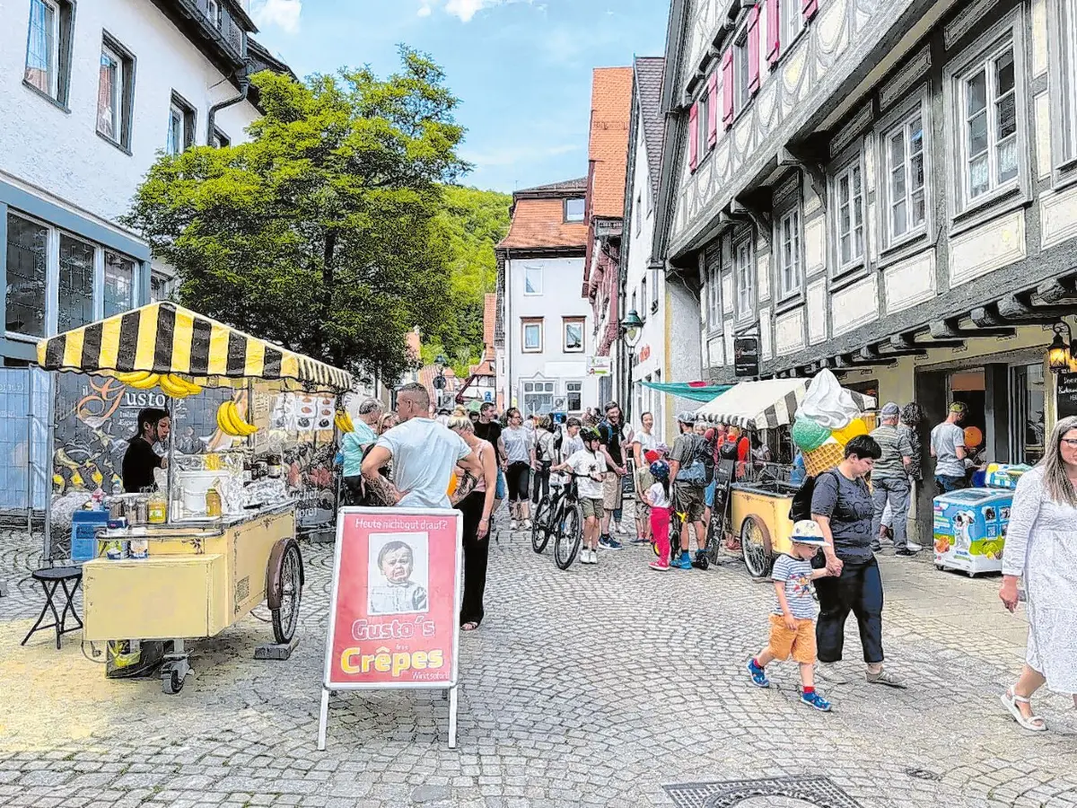 Beim Blaubeurer Frühlingserwachen kann man sich auch mal munter durch die Stadt futtern.