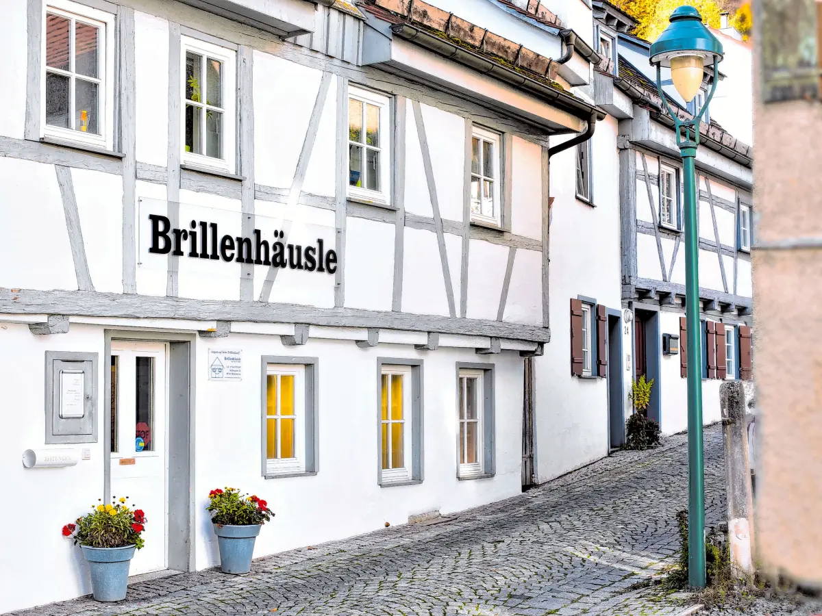 Blaubeurens kleine, feine Lädchen in den historischen Gassen locken zum entspannten Einkaufsbummel am dritten Maisonntag.Auch ein Abstecher zum Blautopfist ein schönes Ziel,um den BlaubeurerFrühling zu genießen.