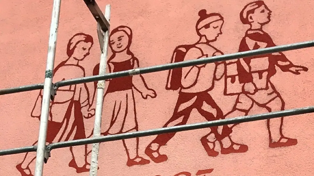 Das Bild an der Grundschule in Mehrstetten wurde nun erneut gemalt.