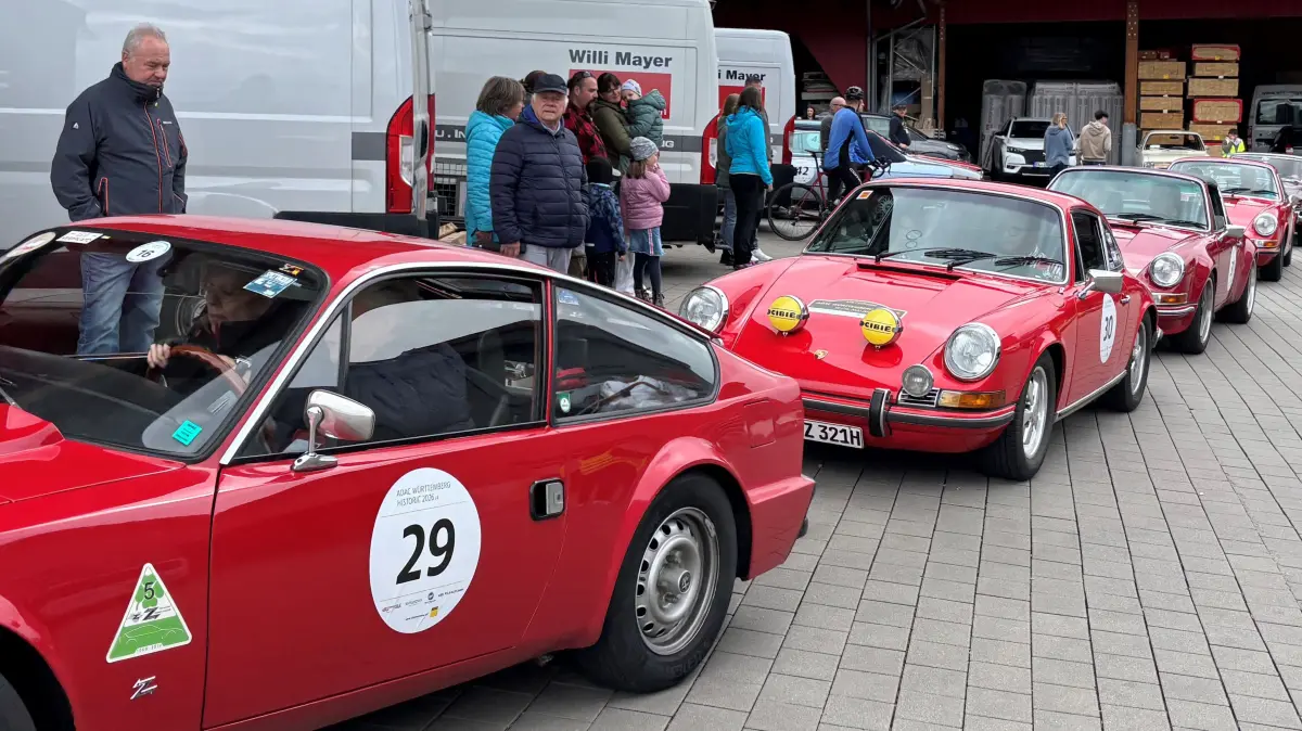 Ob die Farbwahl Zufall war? Oder gab's die Sportwagen früher allein in Knallrot? Bei der ADAC Historic gab es allerdings auch noch Fahrzeuge, bei denen der Auspuff nicht extra laut röhrte.