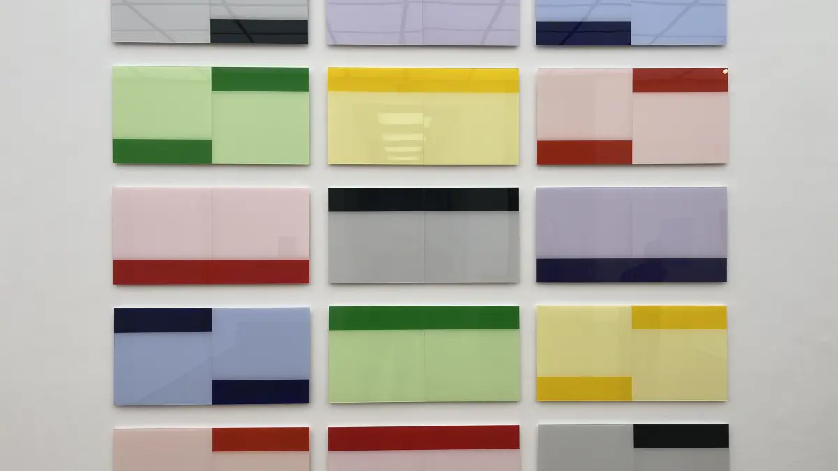 Marguerite Hersberger, Farbreflexe Nr. 33, 2002, Acrylgals, rückseitig bemalt, 240 x 256 cm.
