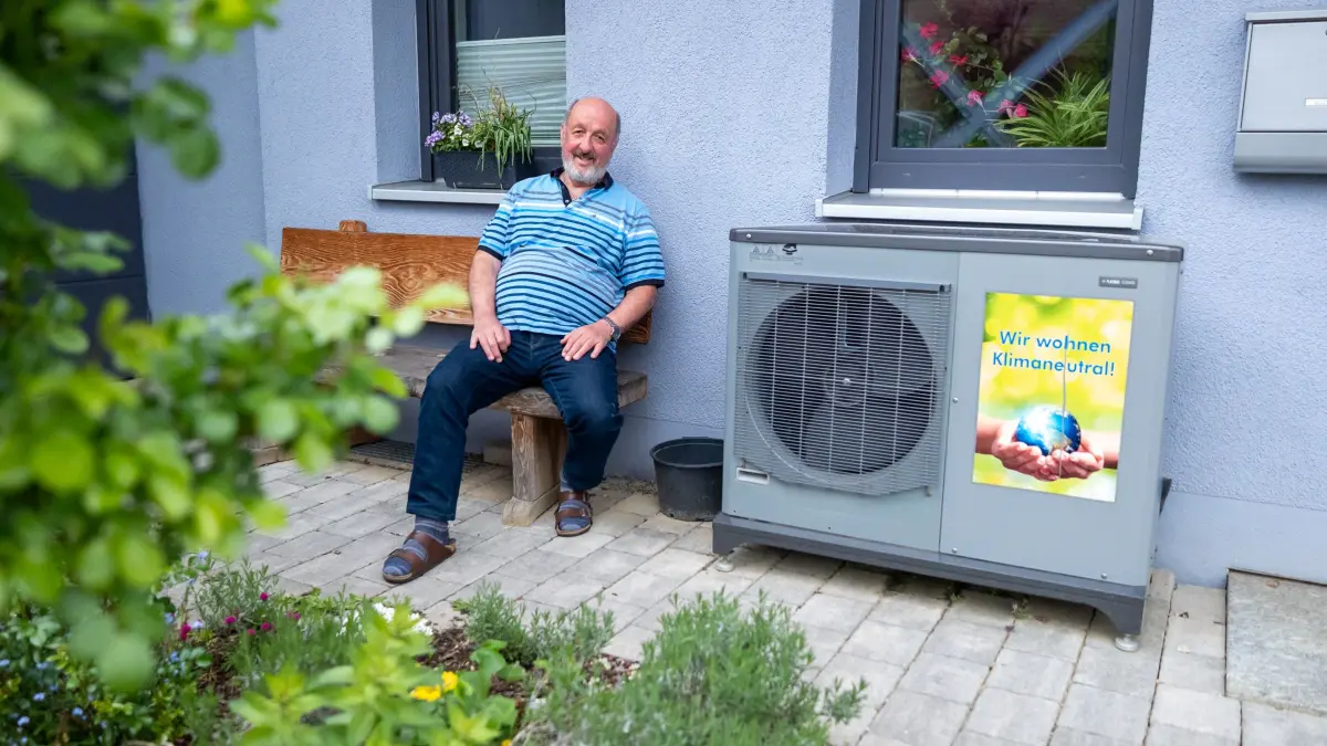 Architekt und Energieberater Hermann Dannecker vor seinem Haus. Er berät Menschen seit Jahrzehnten zum Thema Energieeffizienz und Sanierung.