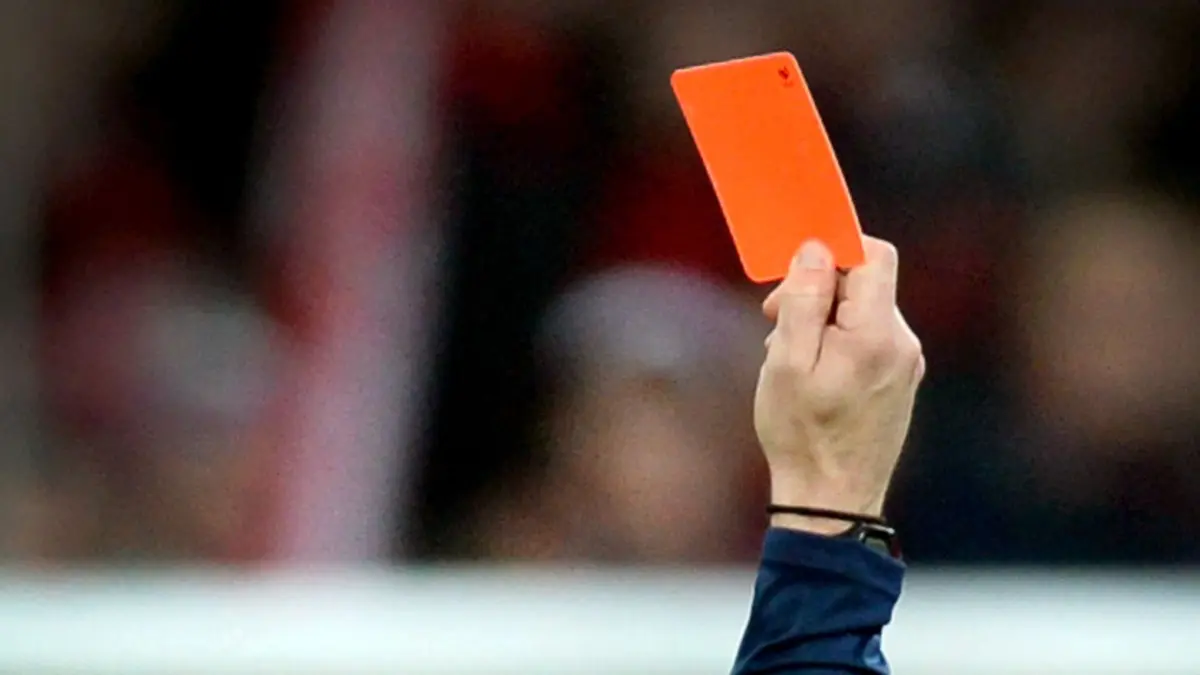 ARCHIV - 21.02.2015, Baden-Württemberg, Freiburg: ILLUSTRATION - Ein Schiedsrichter zeigt einem Fußballspieler die rote Karte. Der DFB will seine Maßnahmen gegen Gewalt im Amateurfußball in der neuen Saison stärken. (zu dpa: «Rote Karten bei Freundschaftsspiel führen zu Schlägerei») Foto: Patrick Seeger/dpa +++ dpa-Bildfunk +++