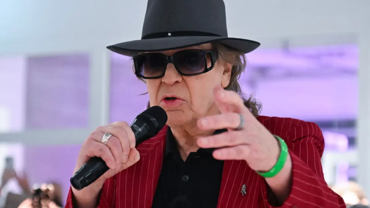 Udo Lindenberg: ARCHIV - 07.03.2025, Baden-Württemberg, Tübingen: Der Sänger und Maler Udo Lindenberg hält bei der Vernissage für eine Ausstellung mit seinen Bildern im Neuen Kunstmuseum Tübingen eine Rede. (Archivfoto) (zu dpa: ««Panikrocker» Udo Lindenberg: In 80 Jahren um die Welt») Foto: Bernd Weißbrod/dpa +++ dpa-Bildfunk +++