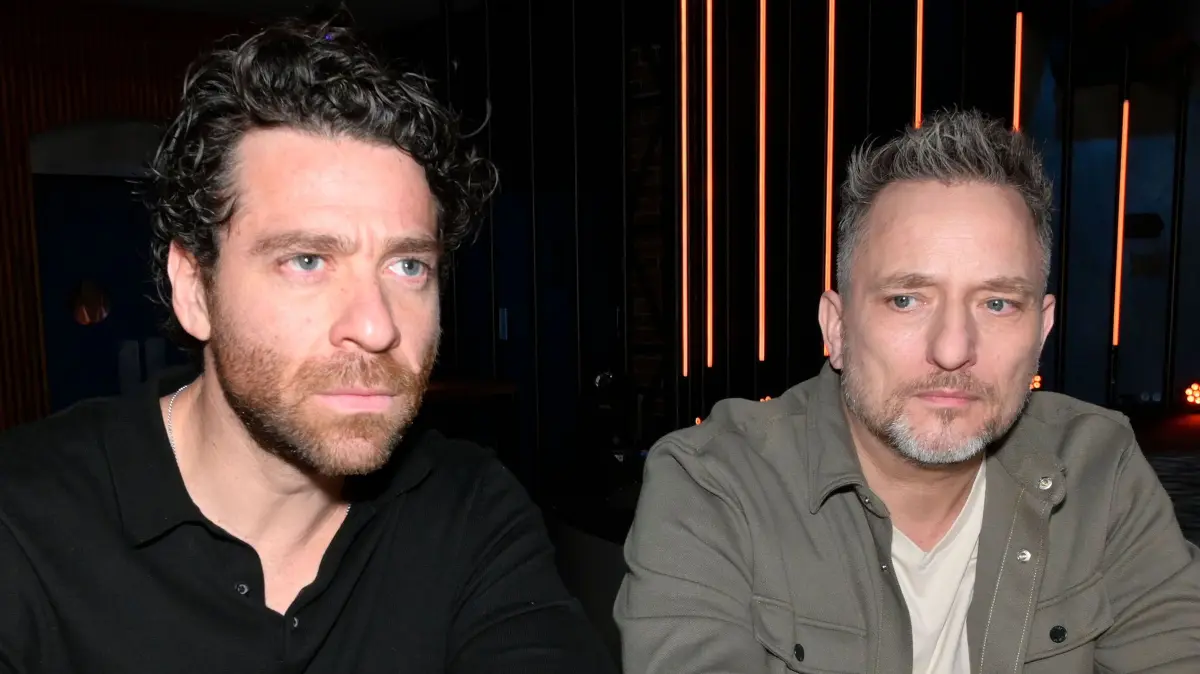 Carlos (Patrick Fernandez) und Michi (Lars Pape) legen sich fest: Jo Gerner ist Zoes Mörder.