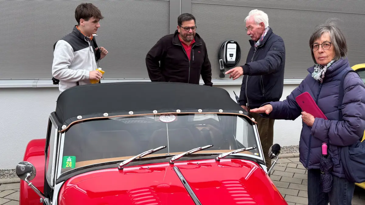 Fachsimpeln gehört unbedingt zum Programm einer Oldtimer-Rallye.