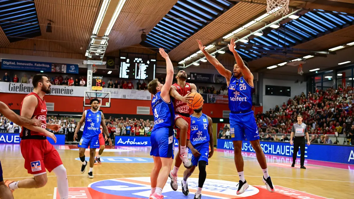 Gießen 46ers - Hakro Merlins Crailsheim: Brock Gardner, Kyle Castlin, Marvin Ogunsipe 2.Bundesliga Pro A, Play Off Spiel 4, viertel Finale, 46ers, Basketball, Basketball Saison 2025/2026, BBL, Deutschland, Gießen 46ers Hakro Merlins Crailsheim, Gießen in rot, Herren, Crailsheim in blau *** Brock Gardner, Kyle Castlin, Marvin Ogunsipe 2 Bundesliga Pro A, Play Off Game 4, quarter final, 46ers, Basketball, Basketball season 2025 2026, BBL, Germany, Gießen 46ers Hakro Merlins Crailsheim, Gießen in red, Men, Crailsheim in blue