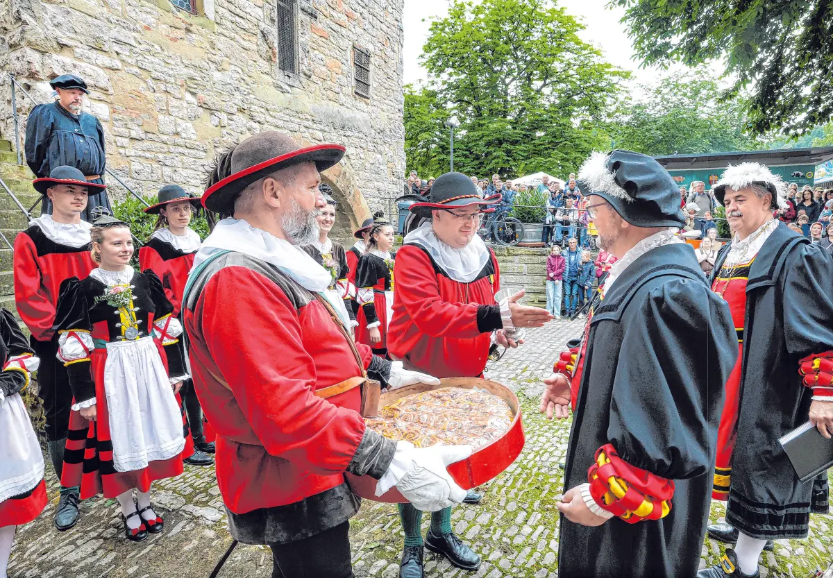 Die öffentliche Präsentation des Siederskuchen vor dem Haalamt ist in der alten Festordnung genau vorgeschrieben.
