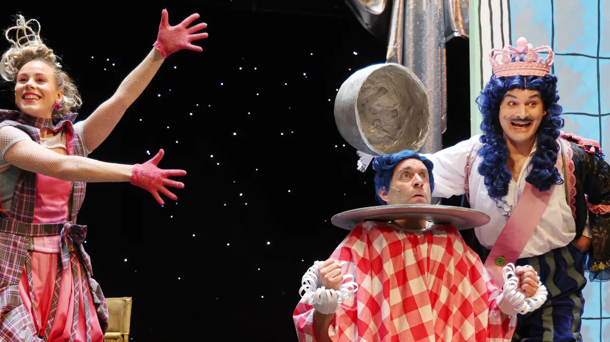 Freilichtspiele Schwäbisch Hall 2026: Kinder- und Familienstück "Der gestiefelte Kater" im Neuen Globe. Regie: Anne Spaeter. Bühne: Anne Brüssel. Kostüme: Katharina Schweizer. Musik Dominik Dittrich. In der Titelrolle Michael Del Coco