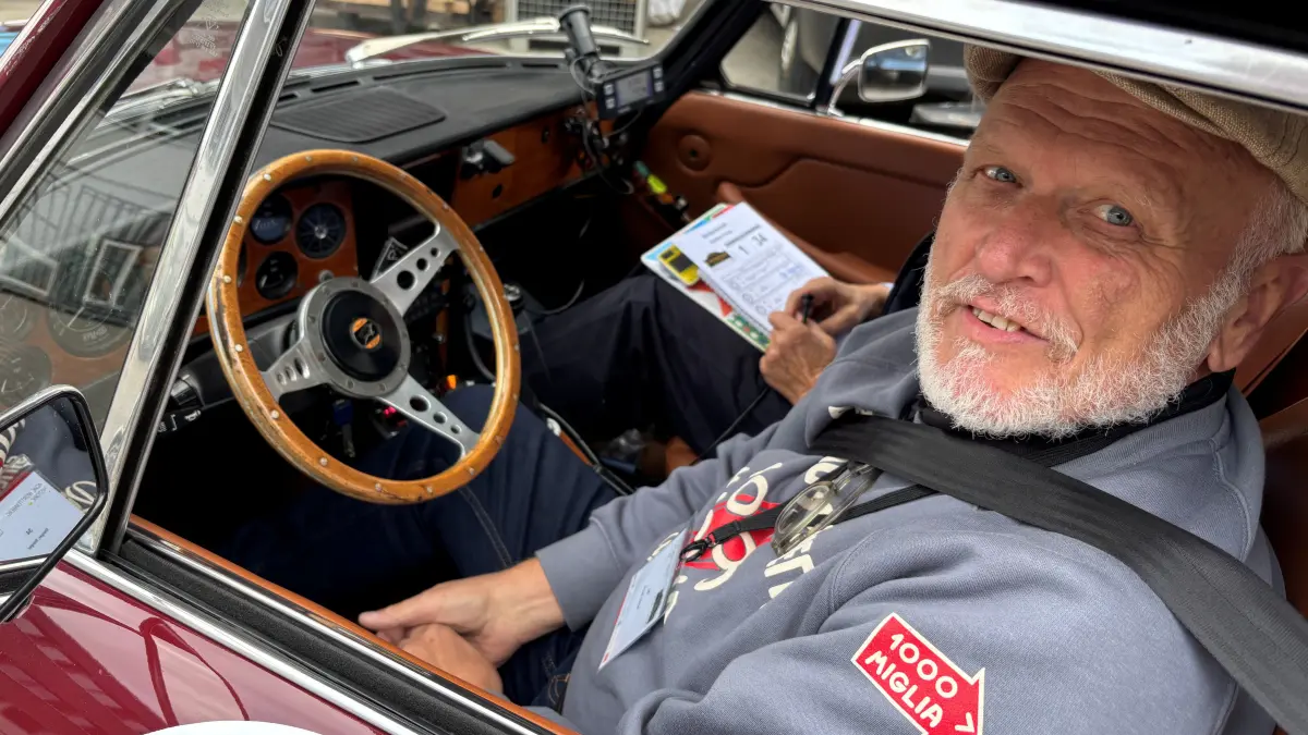 Fahrer von Oldtimer-Fahrzeugen sind oftmals selbst nicht mehr die Allerjüngsten. Und sie können in ihrem Autoleben auf zahlreiche Rallye-Teilnahmen verweisen. Man beachte das Lenkrad aus edlem Holz. Heute ginge das aus Sicherheitsgründen nicht mehr.
