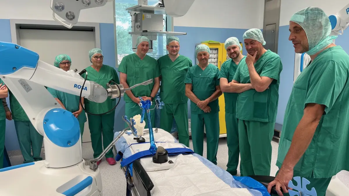 Seit August 2025 assistiert ROSA (Robotic Surgical Assistant) den Operateuren am Endoprothetik-Zentrum in Krumbach. Hier zeigtDr. med. Manfred Herr (rechts) Kommunalpolitikern, wie das System funktioniert.