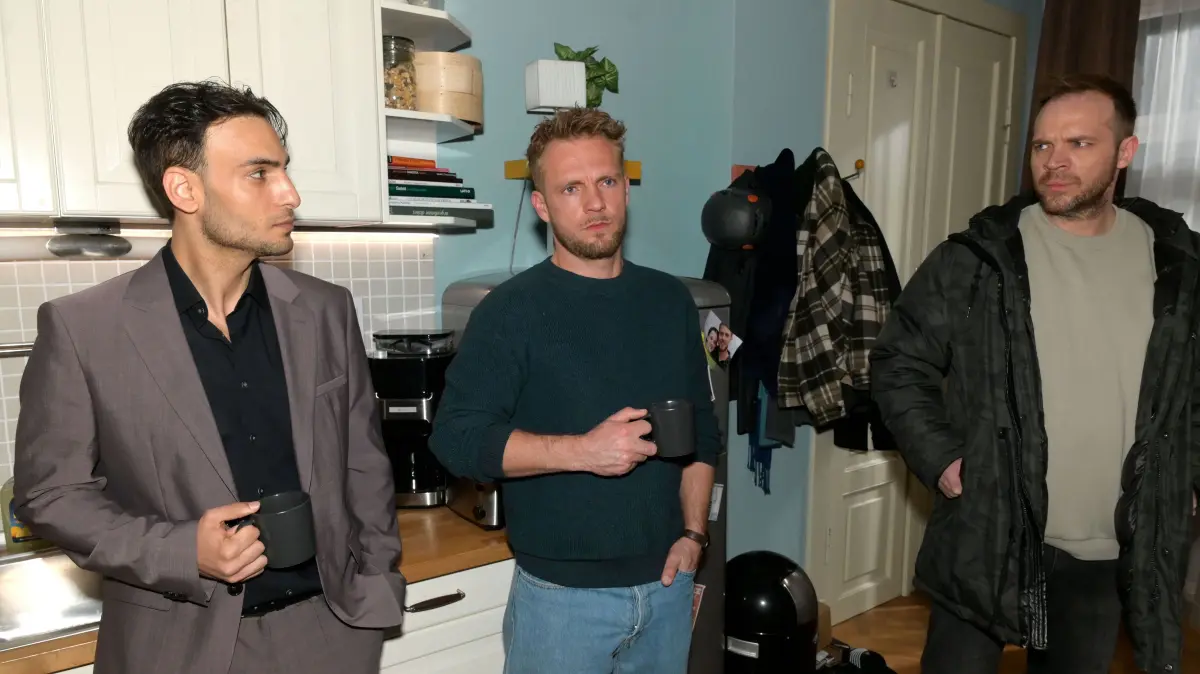 Erik (Patrick Heinrich, r.) will sich die Vorwürfe seiner Freunde nicht länger gefallen lassen und kündigt seinen Abschied an. Nihat (Timur Ülker) und Paul (Niklas Osterloh) bekommen dabei ihr Fett weg.
