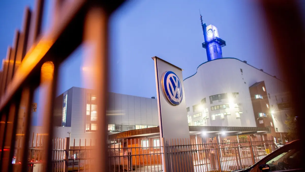 Volkswagen in Osnabrück: ARCHIV - 29.10.2024, Niedersachsen, Osnabrück: Ein Logo von Volkswagen steht an einer Einfahrt zum Werk Osnabrück. (zu dpa: «IG Metall und Betriebsrat: Keine Werksschließungen bei VW») Foto: Hauke-Christian Dittrich/dpa +++ dpa-Bildfunk +++